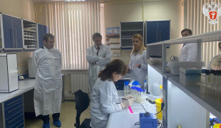 михаил Мурашко посетил Смоленский референс-центр по антимикробной резистентности - фото - 1